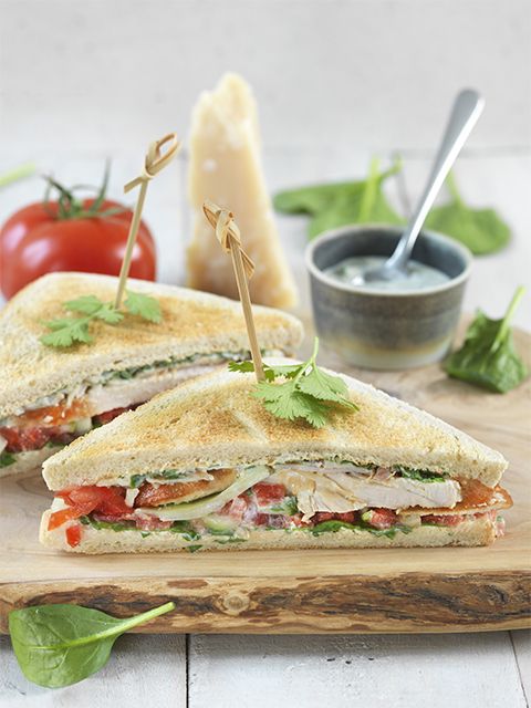 Club sandwich poulet et sa sauce yaourt-coriandre Club sandwich poulet et sa sauce yaourt-coriandre