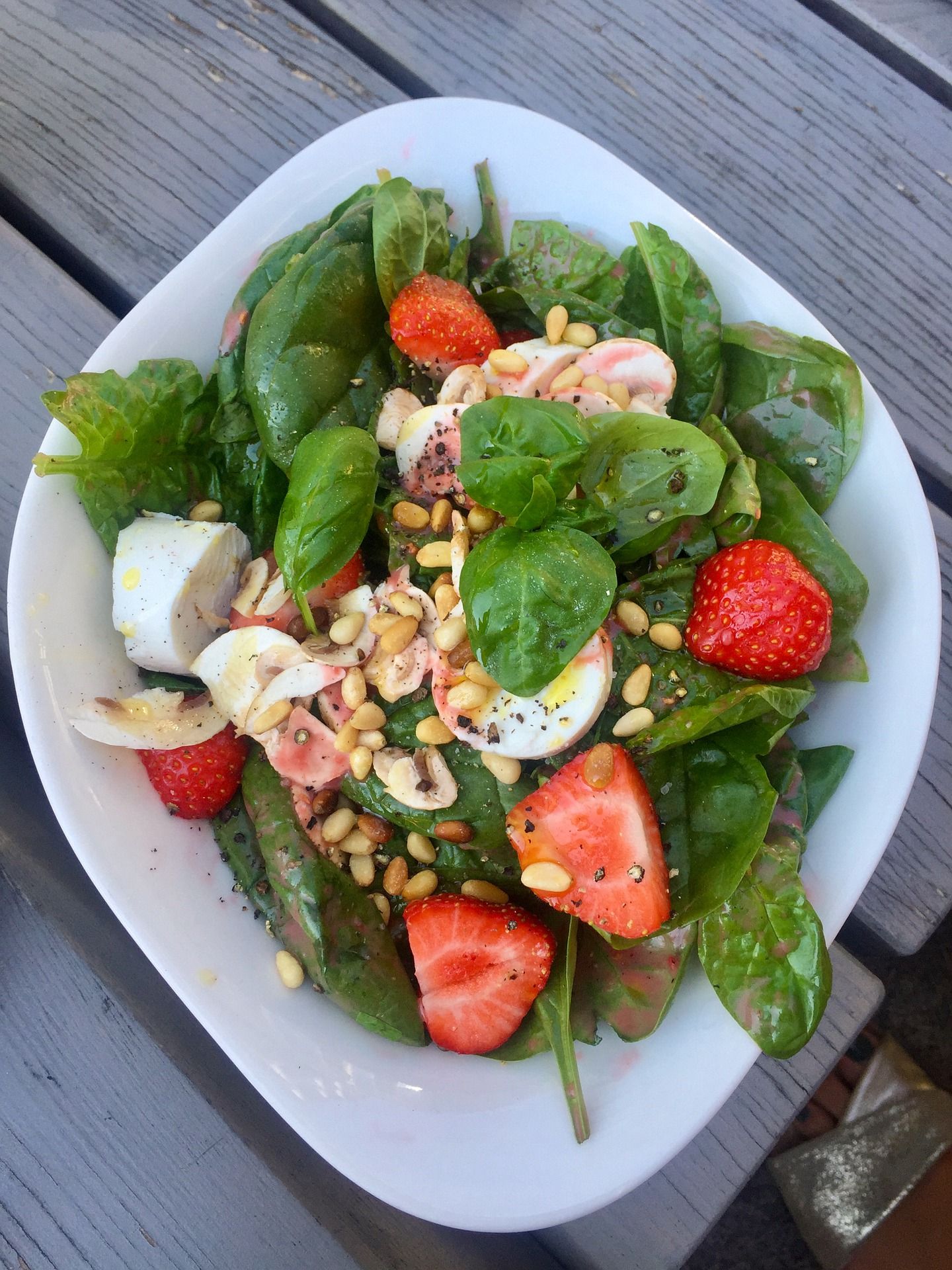 Salade de pousses d’épinards aux fraises pour le brunch Salade de pousses d’épinards aux fraises pour le brunch