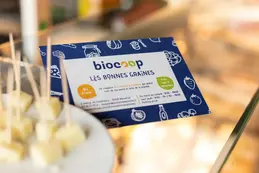 312-biocoop-marseille-les-bonnes-graines-magasin-bio-degustation-fromage-coupe.webp