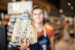 312-biocoop-marseille-les-bonnes-graines-magasin-bio-equipe-sac-kraft-fruit-legume-1.webp