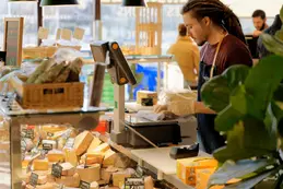 312-biocoop-marseille-les-bonnes-graines-magasin-bio-fromage-coupe-equipe.webp