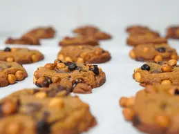 312-biocoop-marseille-les-bonnes-graines-magasin-bio-gourmandise-boulangerie-cookies.webp