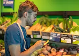312-biocoop-marseille-les-bonnes-graines-magasin-bio-legume-fruit-poireau-equipe.webp