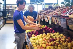 312-biocoop-marseille-les-bonnes-graines-magasin-bio-pomme-fruit-legume-local-equipe.webp
