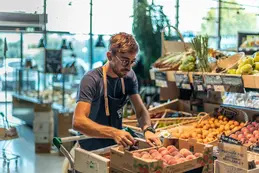 312-biocoop-marseille-les-bonnes-graines-magasin-bio-rangement-equipe-fruit-legume.webp