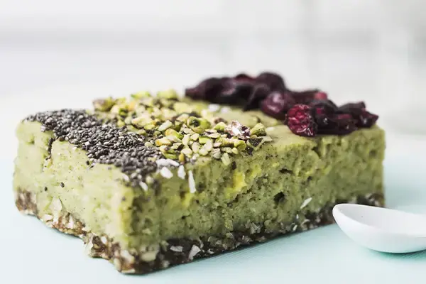 Cake aux fraises séchées et aux pistaches